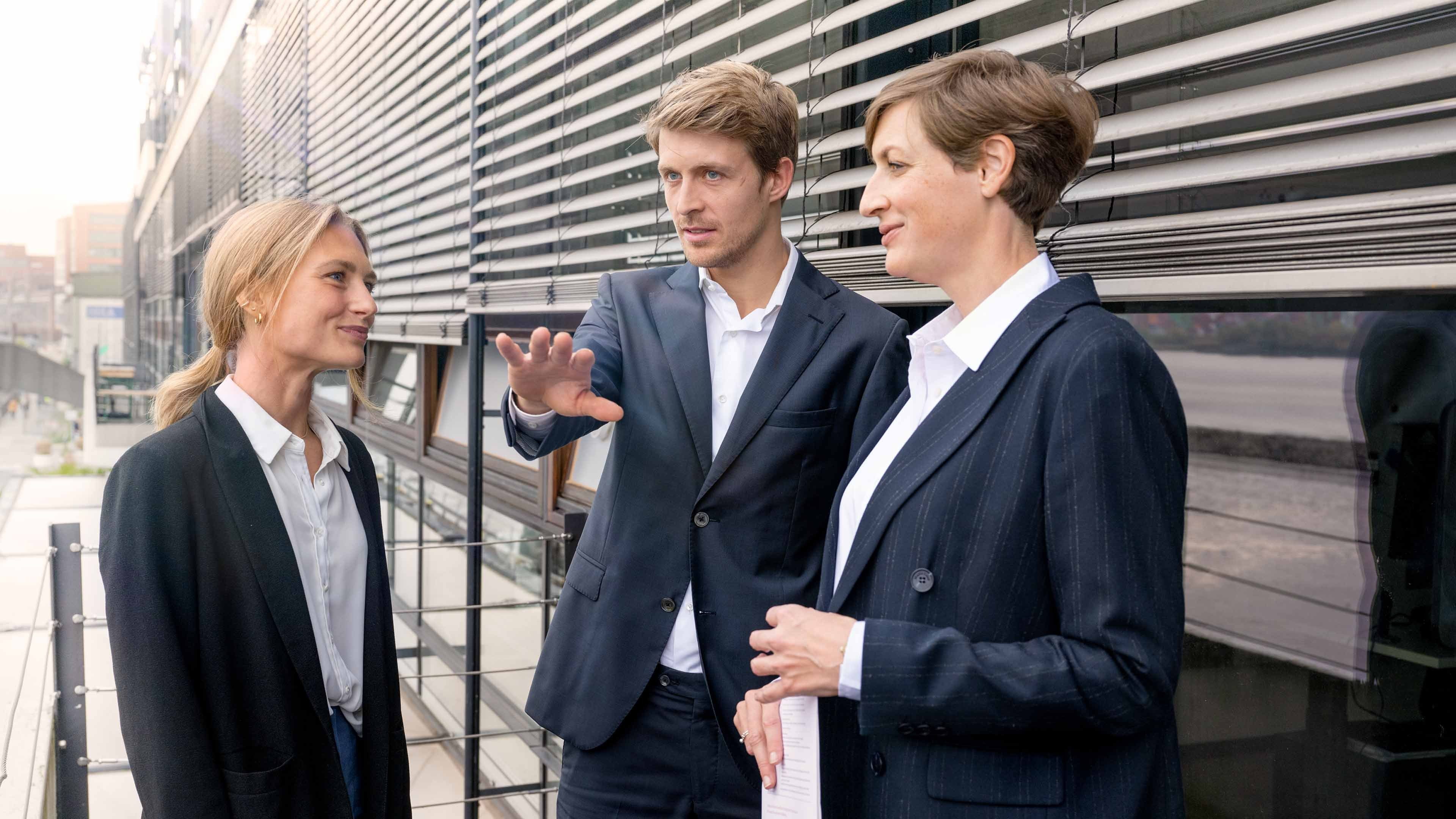 People chatting in front of a building.